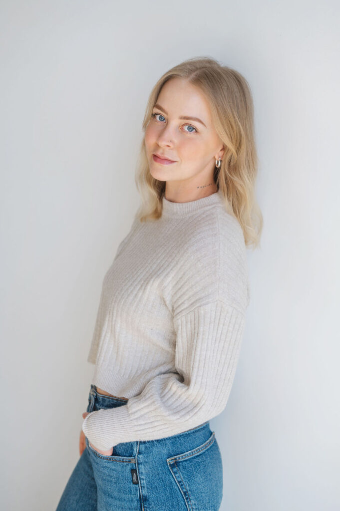 Chloe – hairstylist specializing in blonding services at luxury hair salon